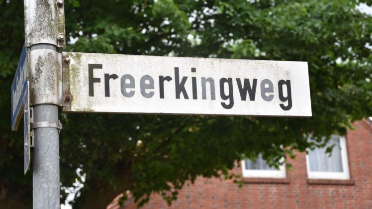 Nicht korrekt: Auf dem Straßenschild zur Erinnerung an den Mann, der in Papenburg wie kaum ein anderer Spuren hinterließ, müsste Frerckingweg stehen.