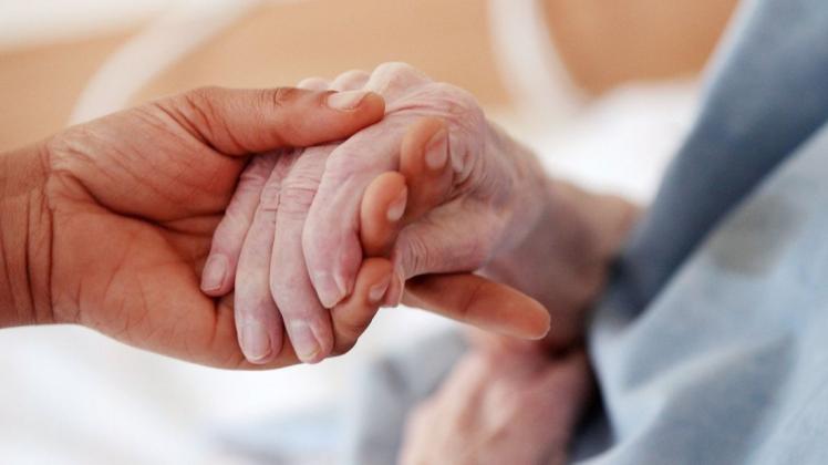 Zwei vermeintliche Mitarbeiterinnen eines Pflegedienstes haben in Osnabrück eine 88-jährige Seniorin bestohlen. (Symbolfoto)