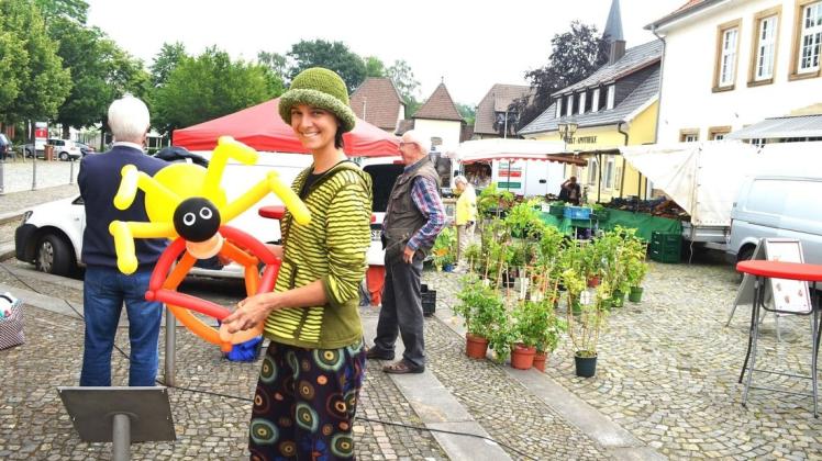 Melinda Gonzzales ist Luftballonkünstlerin aus Australien mit einem Laden in Berlin und in diesem Sommer gelegentlich auf dem Bersenbrücker Wochenmarkt zu Gast.