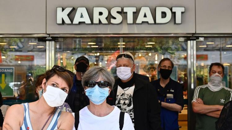 Mitarbeiter demonstrierten am Freitag (hier in Berlin) gegen die Schließungen von zahlreichen Galeria-Karstadt-Kaufhof-Filialen.