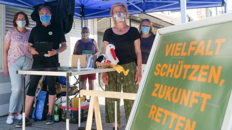 Ulrike und Werner Klaus (v.l.), Bettina Janßen, Susanne Niemeck und Ulla Brockmann sammeln derzeit immer samstags in der Delmenhorster Innenstadt Unterschriften für das Volksbegehren Artenvielfalt.