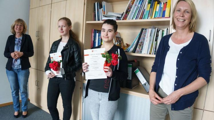 Miriam Lakeberg (Zweite von links) und Sevda Trtovac zeigen ihre Urkunden, eingerahmt von Schulleiterin Barbara Bolz (links) und Lehrerin Brigitte Adams bei der schulischen Preisverleihung.