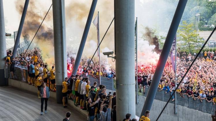 Tausende Dynamofans feiern ihre Mannschaft nach dem Ende des Spiels SG Dynamo Dresden - VfL Osnabrück. Foto: imago images/Hetzschold