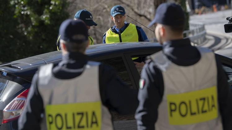 Die Schweizer Polizei hat drei Deutsche leblos in einer Wohnung aufgefunden.