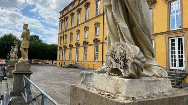 Der untere Teil der "Europa"-Statue im Osnabrücker Schlossgarten ist gewaltsam entfernt worden.