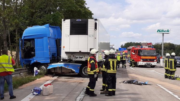 Ein Lastwagen prallte bei dem Unfall gegen die Leitplanke.