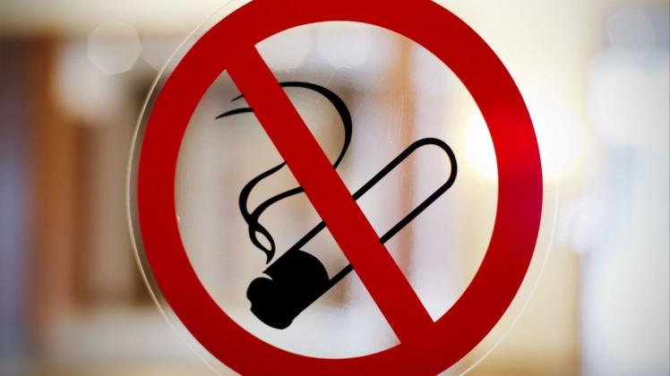 2010 führt Bayern als erstes Bundesland das Rauchverbot in der Gastronomie ein
