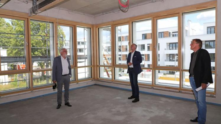 Im Landwehrviertel entsteht derzeit eine neue städtische Kita, die allerdings erst 2021 bezogen werden kann.  Oberbürgermeister Wolfgang Griesert (Mitte) besichtigt den Sportraum gemeinsam mit Axel Winter (links) und Klemens Hölscher von Reinders-Architekten.