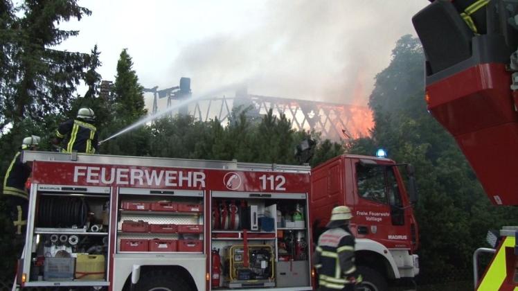 Am Dienstagmittag war das Feuer in einem Wohnhaus auf einem landwirtschaftlichen Gehört an der Mettinger Straße in Neuenkirchen ausgebrochen.