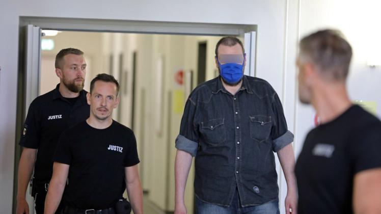 Am Dienstag begann um 13 Uhr die Hauptverhandlung gegen den 39-jährigen Rostocker Marko W. wegen Mordes an seinen Eltern vor dem Landgericht Rostock.
Laut Anklage soll sich der Angeklagte am 31.12.2019 in den frühen Morgenstunden aus seinem Zimmer in der gemeinsamen Wohnung in Rostock in das Elternschlafzimmer begeben haben in der Absicht, die Eltern zu töten. Er habe einen mittelgroßen Schlosserhammer und ein Jagdmesser mit einer Klingenlänge von 13,5 cm bei sich geführt.
Die Arg- und Wehrlosigkeit der schlafenden Eltern ausnutzend, habe er zunächst auf den Kopf des Vaters mit dem Schlosserhammer eingeschlagen bis der Holzstiel abbrach. Sodann habe er 21 Mal mit dem Messer mit großer Wucht auf den Oberkörper des Opfers eingestochen, bis dieser infolge der Verletzungen an Lunge und Herzen verstorben sei. Die wach gewordene und vor Schreck aufgestandene Mutter soll der Angeklagte sodann mit 41-Messerstichen in den Oberkörper getötet haben. Die Verletzungen seien mit enormer Wucht beigebracht worden, so dass sogar die sehr stabilen Schulterknochen der beiden Opfer durchstoßen gewesen seien.
Marko W. soll im Anschluss die Tatwerkzeuge gesäubert und ca. 4,5 Liter Bier getrunken haben. Schließlich sei er in den Morgenstunden im Polizeirevier in Dierkow erschienen, um sich selbst zu stellen.
2
Familiärer Hintergrund: Der Angeklagte ist der Älteste von drei Brüdern und wohnte zum
Tatzeitpunkt noch bei seinen Eltern. Einer Beschäftigung ging er schon seit Jahren nicht mehr
nach. In seiner Aussage gab er an, schon öfter darüber nachgedacht zu haben, seine Eltern
zu töten. Einen konkreten Anlass oder Streit habe es hingegen nicht gegeben.
Nach Aussage seines Bruders (Nebenkläger) sei ein Streitthema zwischen Eltern und
Angeklagten gewesen, dass dieser den Auflagen des Hansejobcenters nicht nachgekommen
sei und stattdessen gekürzte Leistungen in Kauf genommen habe. Zum neuen Jahr hätten die
Eltern dem Angeklagten deshalb ein Ultimatum zum Auszug aus der Wohnung gestellt.
Der Angeklagte befindet sich seit dem Tattag in Untersuchungshaft. Am Dienstag begann um 13 Uhr die Hauptverhandlung gegen den 39-jährigen Rostocker Marko W. wegen Mordes an seinen Eltern vor dem Landgericht Rostock.
Laut Anklage soll sich der Angeklagte am 31.12.2019 in den frühen Morgenstunden aus seinem Zimmer in der gemeinsamen Wohnung in Rostock in das Elternschlafzimmer begeben haben in der Absicht, die Eltern zu töten. Er habe einen mittelgroßen Schlosserhammer und ein Jagdmesser mit einer Klingenlänge von 13,5 cm bei sich geführt.
Die Arg- und Wehrlosigkeit der schlafenden Eltern ausnutzend, habe er zunächst auf den Kopf des Vaters mit dem Schlosserhammer eingeschlagen bis der Holzstiel abbrach. Sodann habe er 21 Mal mit dem Messer mit großer Wucht auf den Oberkörper des Opfers eingestochen, bis dieser infolge der Verletzungen an Lunge und Herzen verstorben sei. Die wach gewordene und vor Schreck aufgestandene Mutter soll der Angeklagte sodann mit 41-Messerstichen in den Oberkörper getötet haben. Die Verletzungen seien mit enormer Wucht beigebracht worden, so dass sogar die sehr stabilen Schulterknochen der beiden Opfer durchstoßen gewesen seien.
Marko W. soll im Anschluss die Tatwerkzeuge gesäubert und ca. 4,5 Liter Bier getrunken haben. Schließlich sei er in den Morgenstunden im Polizeirevier in Dierkow erschienen, um sich selbst zu stellen.
2
Familiärer Hintergrund: Der Angeklagte ist der Älteste von drei Brüdern und wohnte zum
Tatzeitpunkt noch bei seinen Eltern. Einer Beschäftigung ging er schon seit Jahren nicht mehr
nach. In seiner Aussage gab er an, schon öfter darüber nachgedacht zu haben, seine Eltern
zu töten. Einen konkreten Anlass oder Streit habe es hingegen nicht gegeben.
Nach Aussage seines Bruders (Nebenkläger) sei ein Streitthema zwischen Eltern und
Angeklagten gewesen, dass dieser den Auflagen des Hansejobcenters nicht nachgekommen
sei und stattdessen gekürzte Leistungen in Kauf genommen habe. Zum neuen Jahr hätten die
Eltern dem Angeklagten deshalb ein Ultimatum zum Auszug aus der Wohnung gestellt.
Der Angeklagte befindet sich seit dem Tattag in Untersuchungshaft.