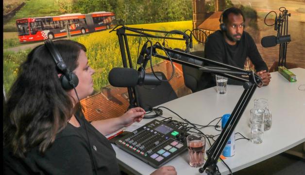 Mit Abstand im Podcast-Studio: VfL-Cheftrainer Daniel Thioune und die NOZ-Reporter (links: Susanne Fetter). 