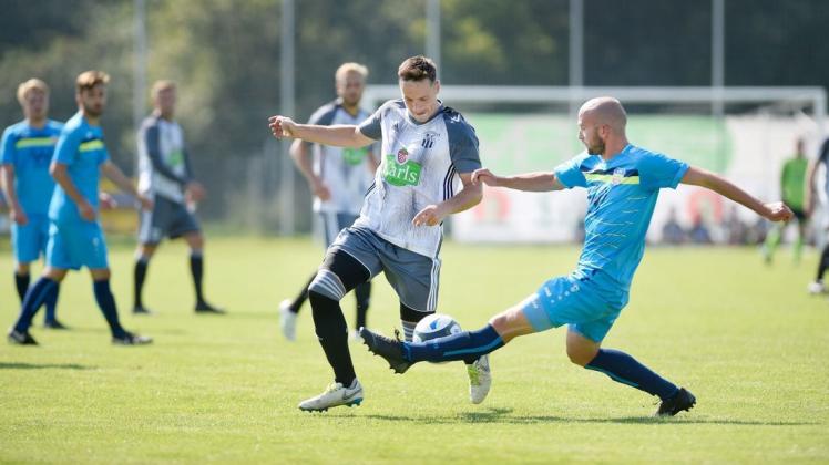 Peters gegen Peters – Sebastian vom TSV Graal Müritz (rechts) und Maik vom FSV Bentwisch – im Duell der beiden erfolgreichsten hiesigen Teams in der Landesliga West 2019/20. In der kommenden Saison kommt es zum erneuten Aufeinandertreffen, dann in der Staffel Nord.