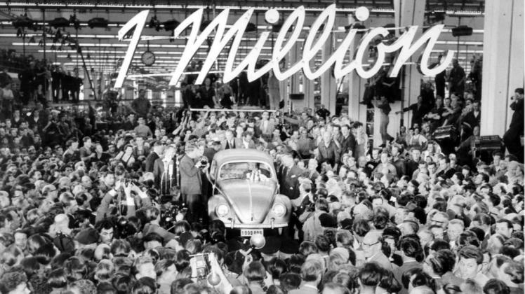 Eine automobile Erfolgsgeschichte: Am 5. August 1955 lief im Wolfsburger Volkswagenwerk der millionste VW-Käfer vom Band. Der Prototyp mit dem Arbeitstitel "V1" war vor 85 Jahren, am 3. Juli 1935, vorgestellt worden.