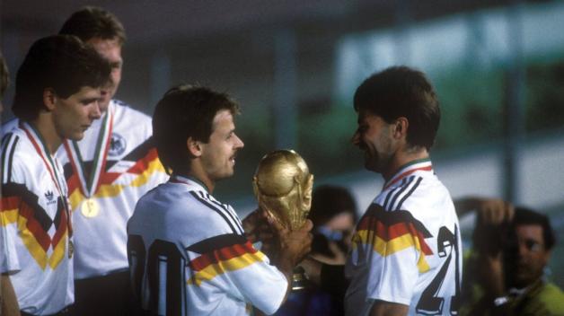 Bei der WM 1990 holte sich die deutsche Fußball-Nationalmannschaft den Siegerpokal.