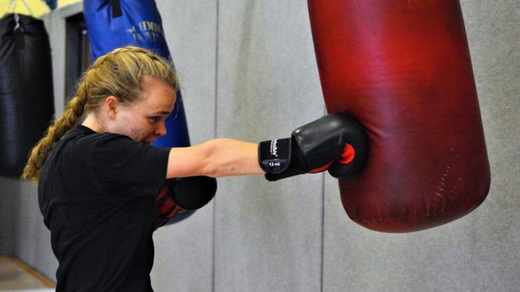Das Training am Sandsack ist für Boxerinnen und Boxer eine der Möglichkeiten, sich in Corona-Zeiten fit zu halten. Hanna Jablonowski vom TV Jahn Delmenhorst nutzt sie.