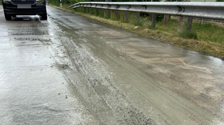Der Schaden beträgt nach Angaben der Straßenbaubehörde mehrere tausend Euro. Der Schaden beträgt nach Angaben der Straßenbaubehörde mehrere tausend Euro.