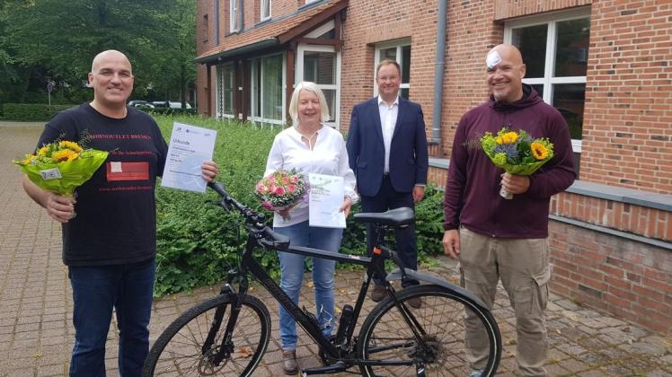 Die Besten unter sich: Fritz Emmrich (l.) und Ulrich Hofmann (r.) radelten als Duo „Wohnoutlet and Friend ohne Akku“ die meisten Kilometer pro Kopf. Ines Kastens nimmt die Urkunde für die Mannschaft „Klimaflitzer“ entgegen, die insgesamt die meisten Kilometer schaffte. Auch Bürgermeister Stephan Korte leistete seinen Beitrag dazu. Die Besten unter sich: Fritz Emmrich (l.) und Ulrich Hofmann (r.) radelten als Duo „Wohnoutlet and Friend ohne Akku“ die meisten Kilometer pro Kopf. Ines Kastens nimmt die Urkunde für die Mannschaft „Klimaflitzer“ entgegen, die insgesamt die meisten Kilometer schaffte. Auch Bürgermeister Stephan Korte leistete seinen Beitrag dazu.