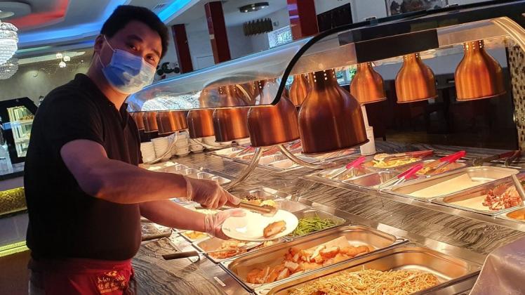 Jing Wang (Inhaber Mongolei) freut sich darüber, dass das Buffet in Restaurants wieder erlaubt ist, muss allerdings jetzt den Gästen das Essen beim Buffet auf den Teller machen.