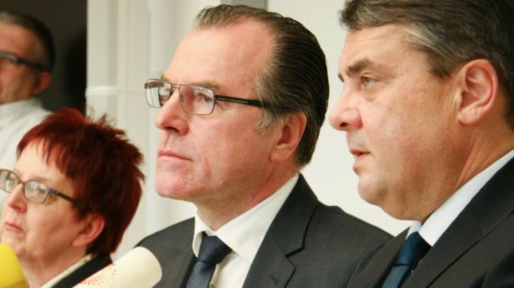 Kennen sich schon länger: Clemens Tönnies und der damalige Bundeswirtschaftsminister Sigmar Gabriel (rechts)  2015 bei einer Pressekonferenz. Der frühere SPD-Parteichef  war vom März bis Mai 2020 für den Fleischkonzern Tönnies als Berater tätig.