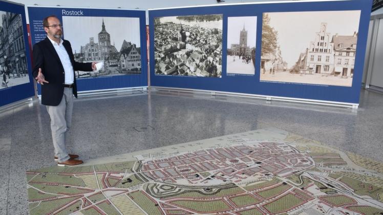 Die Ausstellung im Warnemünde Cruise Center am Liegeplatz 7, hat der Leiter des Kulturhistorischen Museums Rostock, Steffen Stuth, mittels Fotografien aus der Zeit um 1900 gestaltet.