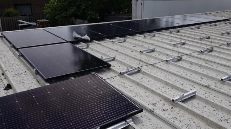 Auf dem Dach der Papenburger Tafel ist seit Kurzem eine Photovoltaik-Anlage in Betrieb, die unter anderem das Kühlhaus zum Frischhalten der Lebensmittel mit Strom versorgt.