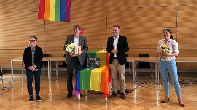 Günter Dworek (Zweiter von links) erhielt jetzt in Berlin den Rosa Courage Preis. Diana Häs, Frank Mayer und Filiz Polat gehörten zu den ersten Gratulanten.