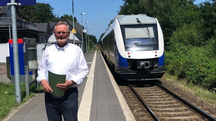 Bewilligung der Fördergelder jetzt schwarz auf weiß: Bürgermeister Rainer Lammers mit dem offiziellen Bescheid der Bezirksregierung auf dem Bahnhof in Halen.