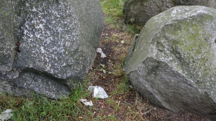 Anblick des Hünengrabs in Stenum: Stinkendes Toilettenpapier liegt zwischen den Steinen.