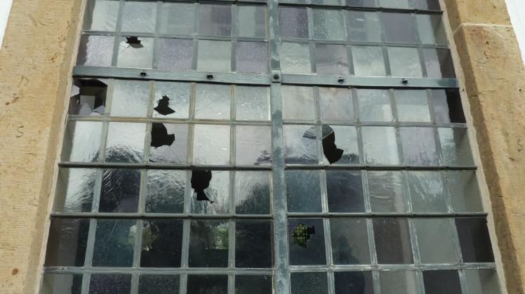 Unbekannte haben 25 Bleiglasfenster der evangelischen Kirche in Achelriede mit Steinen eingeworfen. Die Kosten: rund 300 Euro pro Fenster.