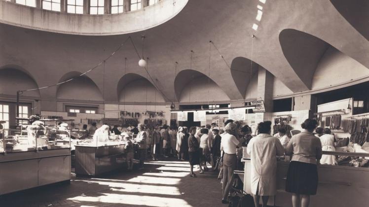 Einkaufen im weiten Rund: Um 1970 herrschte in der Markthalle reger Betrieb.