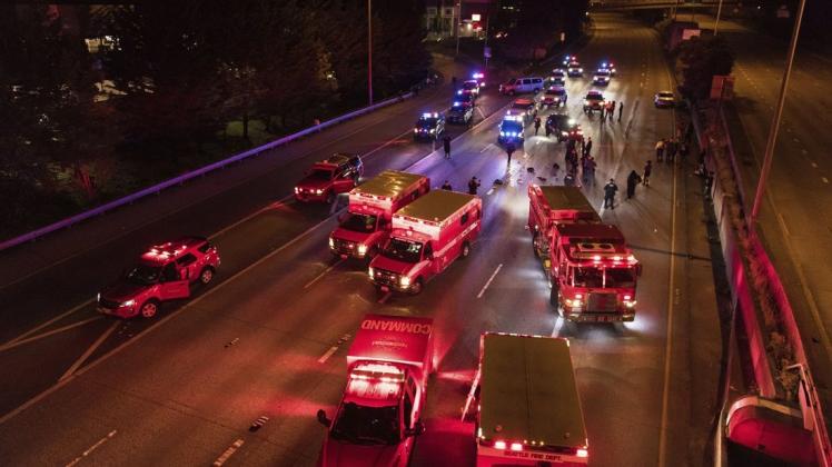 Ein Auto raste auf eine Menschenmenge in den USA zu, eine Frau starb.