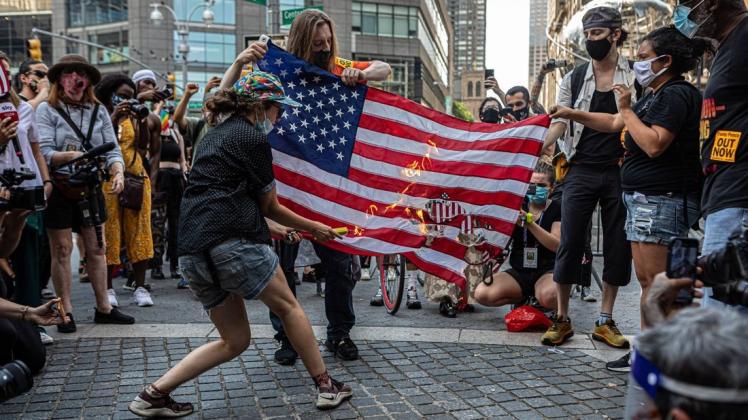 Demonstranten zündeten aus Protest US-Flaggen in den USA an.