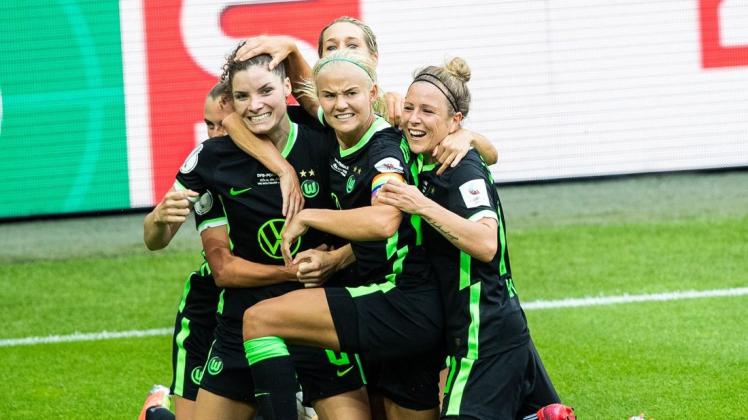 Wolfsburgs Spielerinnen jubeln nach dem zwischenzeitlichen 3:2 durch Dominique Bloodworth (l).