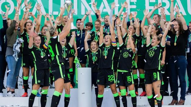 Zum insgesamt siebten Mal holen die Wolfsburger Frauen den DFB-Pokal.