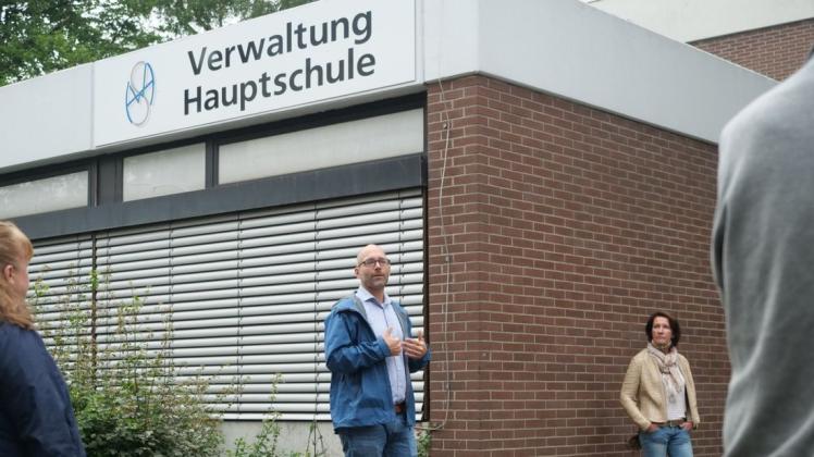 Schulleiter Jan Steen informiert über Asbest und weitere Probleme an der Hauptschule West in Delmenhorst.