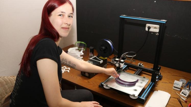 Janet Lusmöller hat sich einen Arbeitsplatz eingerichtet um 3D-Schutzschilde zu drucken.