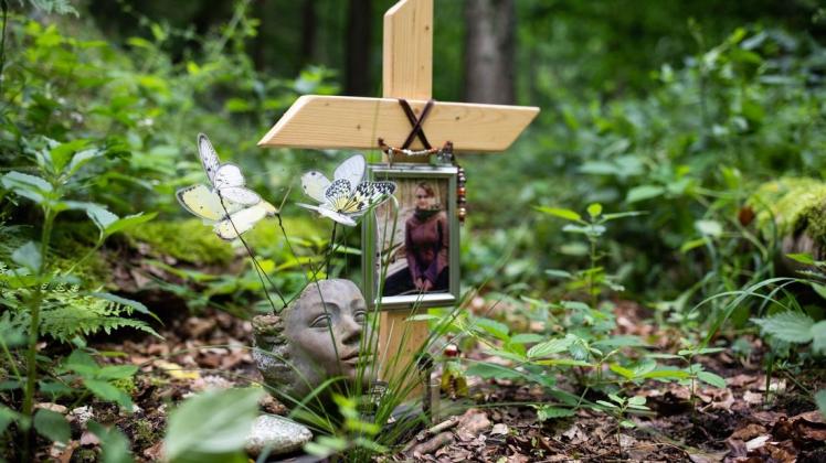 An dieser Stelle im Klosterwald von Loccum wurde 2015 die Leiche einer jungen Frau entdeckt. Bis heute sühnt niemand für das Verbrechen.