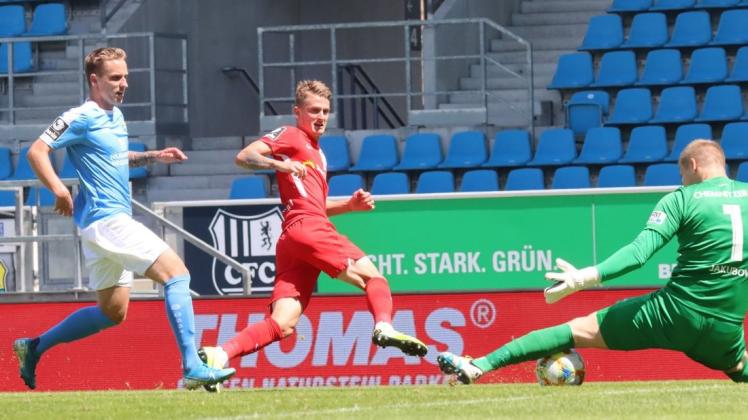 Eine von zahlreichen vergebenen Chancen des FC Hansa in Chemnitz: In dieser Szene schafft es Nico Neidhart (Mitte) nicht, den Ball an CFC-Keeper Jakub Jakubov vorbei im gegnerischen Tor unterzubringen.