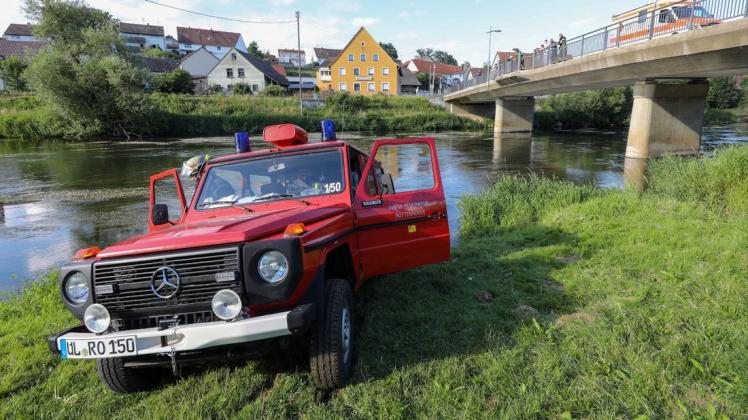 Einsatzfahrzeuge der Feuerwehr und des Rettungsdienst stehen an der Donau.