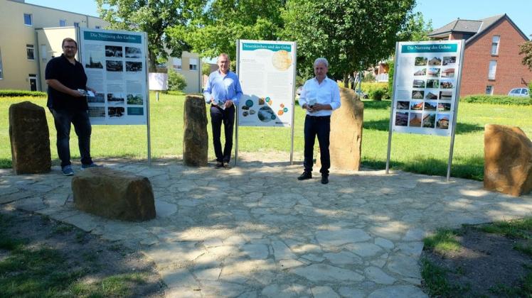 Von der Fertigstellung des Projekts „Neuenkirchen und der Gehn“ im Bürgerpark Neuenkirchen überzeugten sich die Stiftungsvorstände Manfred Seelmeyer, Ulrich Schmidt und Martin Brinkmann (von links).