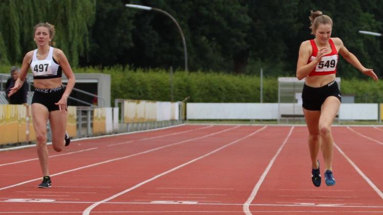 Lieferten sich trotz Abstandsregeln ein spannendes Rennen über 400 Meter: Marit Schute (links) und Amelie Vedder. Foto: Carsten Nitze