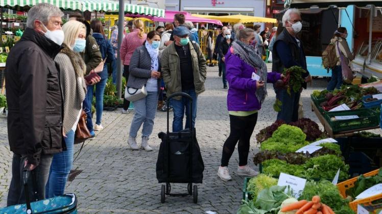 Die Besucher des Delmenhorster Wochenmarkts auf dem Rathausplatz halten sich zu großen Teilen an die Maskenpflicht.