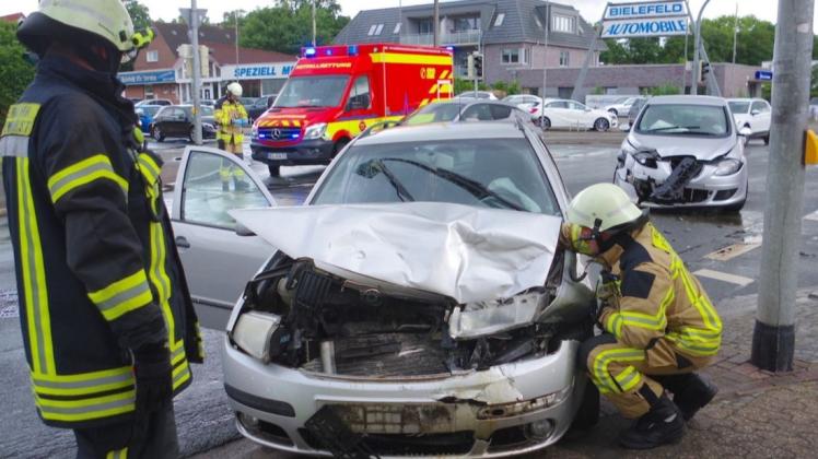 Nach einem Zusammenstoß an der Kreuzung zwischen Hasporter Damm und Berliner Straße haben Rettungskräfte vier Menschen, darunter zwei Kinder, vorsorglich ins Krankenhaus gebracht. Nach einem Zusammenstoß an der Kreuzung zwischen Hasporter Damm und Berliner Straße haben Rettungskräfte vier Menschen, darunter zwei Kinder, vorsorglich ins Krankenhaus gebracht.