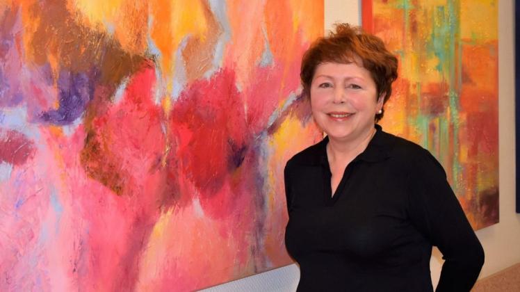 Ewa Martens freut sich, ihre Kunst in der Stenumer Klinik präsentieren zu dürfen. Dieses farbenfrohe Bild trägt den Titel "Lebendigkeit". Ewa Martens freut sich, ihre Kunst in der Stenumer Klinik präsentieren zu dürfen. Dieses farbenfrohe Bild trägt den Titel "Lebendigkeit".