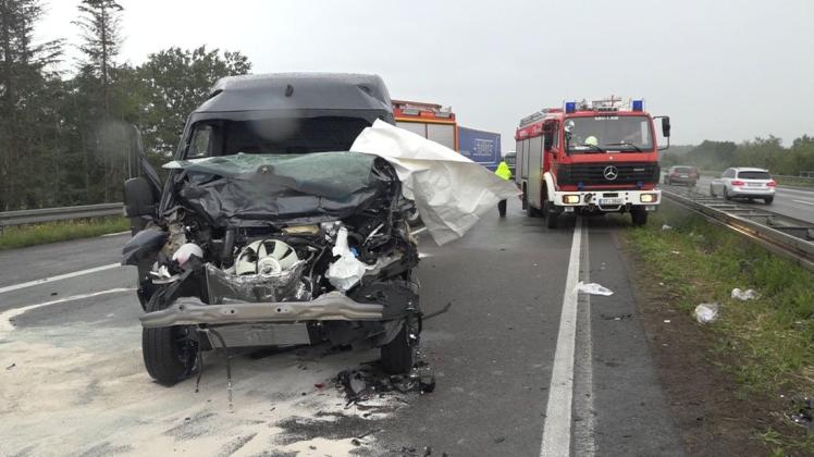 Ein 20-jähriger Mann verletzte sich am Montagvormittag bei einem Unfall auf der A1 bei Münster schwer.
