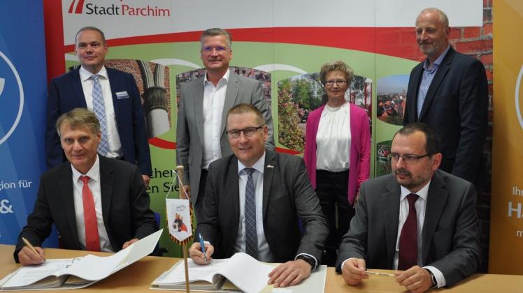 Bei der Unterzeichnung des für den Unternehmens-Standort Parchim so wichtigen Vertrags: Wemacom Geschäftsführer Torsten Speth (l. vorn) und Bürgermeister Dirk Flörke.