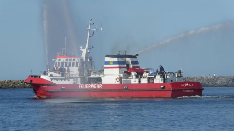 Das Feuerlöschboot "FLB 40-3" in Aktion.