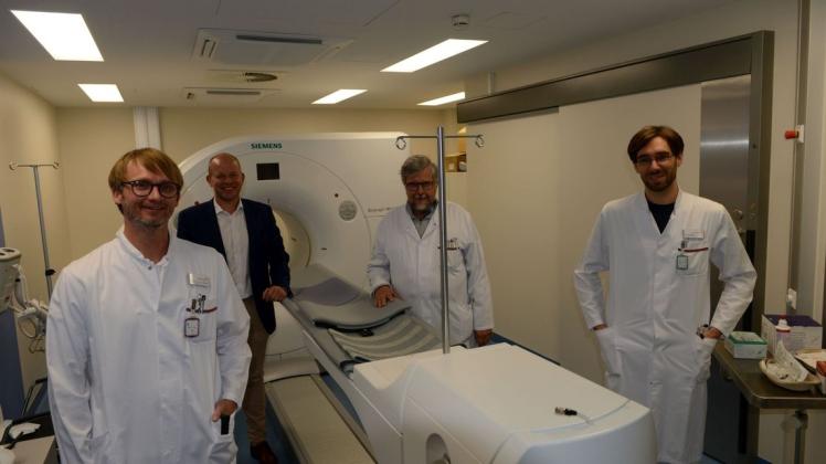 Stellten die neue Medizintechnik im Lingener Bonifatius-Hospital vor (von links): Chefarzt und Privatdozent Dr. Christian Wenning, Geschäftsführer Ansgar Veer und die beiden Oberärzte Dr. Michael Nägler und Dr. Axel Bräuer.