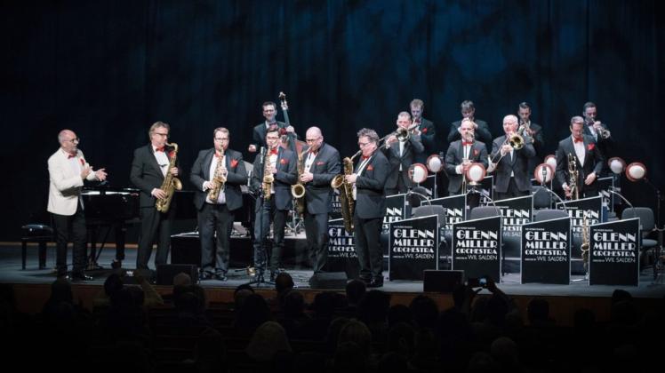 Garanten für den traditionellen Big Band Sound sind Wil Salden (links) und seine Musiker auf ihrer „Best of Glenn Miller Orchestra - Jubiläumstour“.