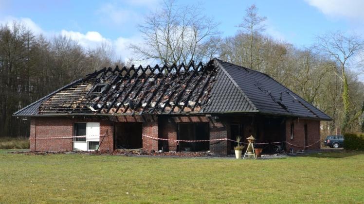 Durch das Feuer wurde das Haus zerstört.